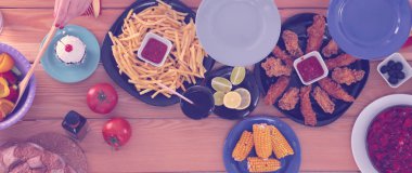 Üç kadın bir masada birlikte oturan