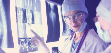 Hastanede röntgen çektiren iki kadın doktor.