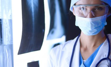 Hastanede röntgen çektiren iki kadın doktor.