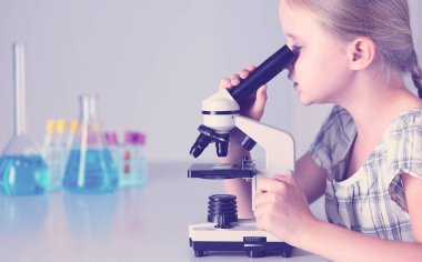 kız öğrenci fen bilgisi dersinde mikroskop aramak