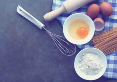 Hamur hazırlama tarifi ev yapımı ekmek, pizza ya da turta karışımı, mutfak masasının arkasında besin düzlüğü