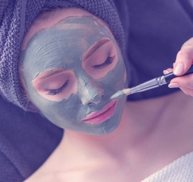 Spa yalan maskesi, sahip güzel bir kadın. Kadın. Spa Salonu