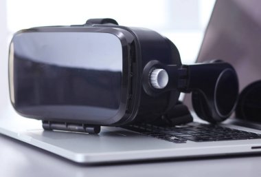 Sanal gerçeklik dizüstü bilgisayar ile masa üzerinde koruyucu gözlük