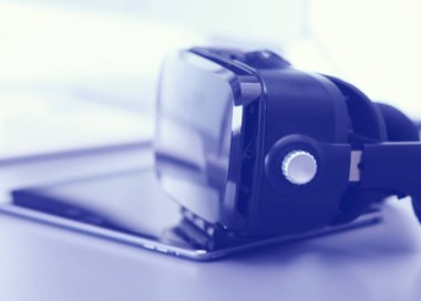 Sanal gerçeklik dizüstü bilgisayar ile masa üzerinde koruyucu gözlük