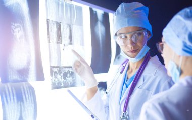 Hastanede röntgen çektiren iki kadın doktor..