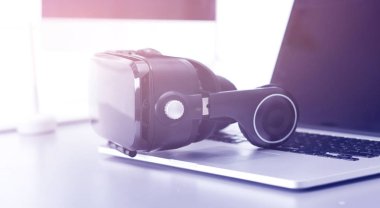 Bilgisayarlı sanal gerçeklik gözlükleri. İş. 3D teknoloji