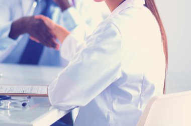 Ofiste tokalaşırken gülümseyen iki genç doktor.