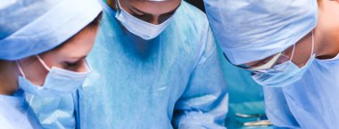 Ekip cerrahı ameliyathanede.