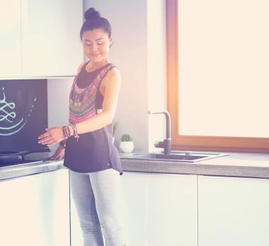 Formda ve çekici genç bir kadın sağlıklı yemek hazırlıyor. Kadın.