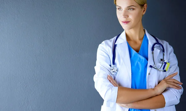 Portrait de jeune femme médecin avec manteau blanc debout à l'hôpital. — Photo