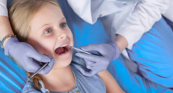 Little girl sitting in the dentists office — Stock Photo, Image