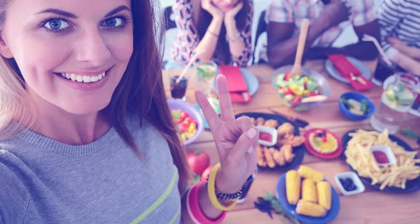 Gruppe von Menschen beim Selfie während des Mittagessens. Selbst. Freunde. Freunde werden zum Essen fotografiert — Stockfoto