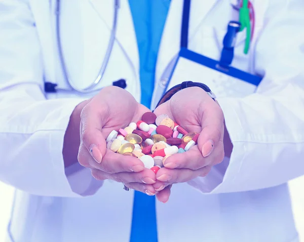 Médico segurando montão de drogas em uma mão — Fotografia de Stock