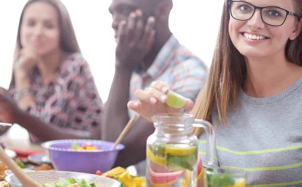 Vista superior do grupo de pessoas que jantam juntas enquanto estão sentadas à mesa de madeira. Comida na mesa. As pessoas comem fast food. — Fotografia de Stock