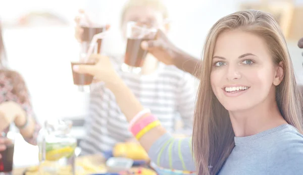 Bovenaanzicht van een groep mensen die samen dineren terwijl ze aan houten tafel zitten. Eten op tafel. Mensen eten fastfood. Portret van een meisje — Stockfoto