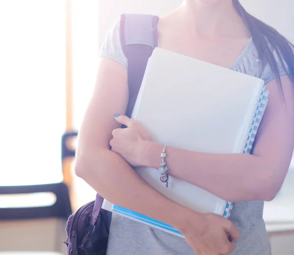 Porträtt av ung student kvinna som håller övningshäften. Studerande kvinna — Stockfoto