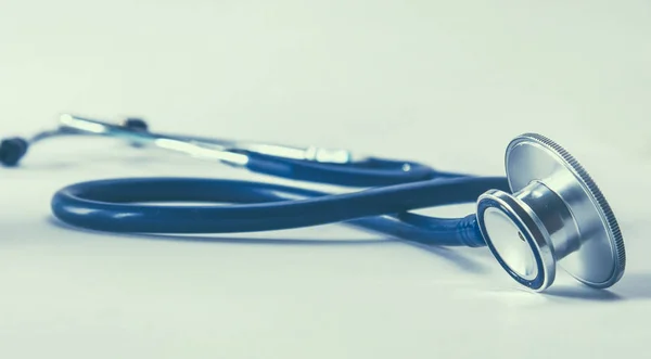 Nahaufnahme eines medizinischen Stethoskops, isoliert auf weißem Hintergrund — Stockfoto