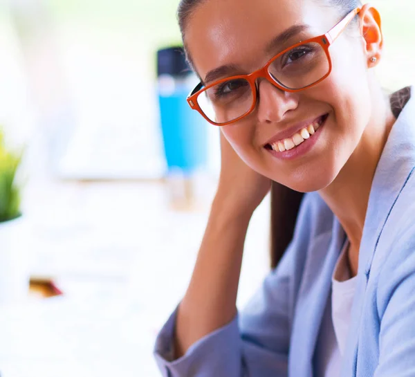 Business woman sitting in her office using a tablet computer — Stock Photo, Image