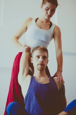 Genç atletik çift pratik acroyoga. Çiftinde Dengeleme.