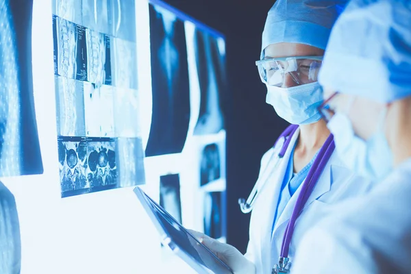 Dos mujeres médicas que miran rayos X en un hospital. — Foto de Stock