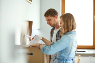 Genç atletik çift pratik acroyoga. Çiftinde Dengeleme.