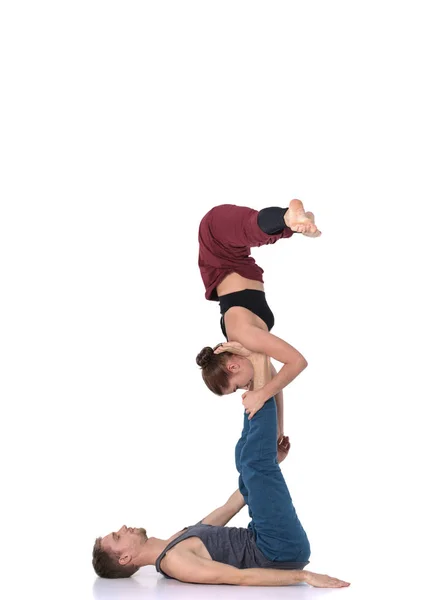 Unga athletic par praktiserande acroyoga. Balansera i par. — Stockfoto