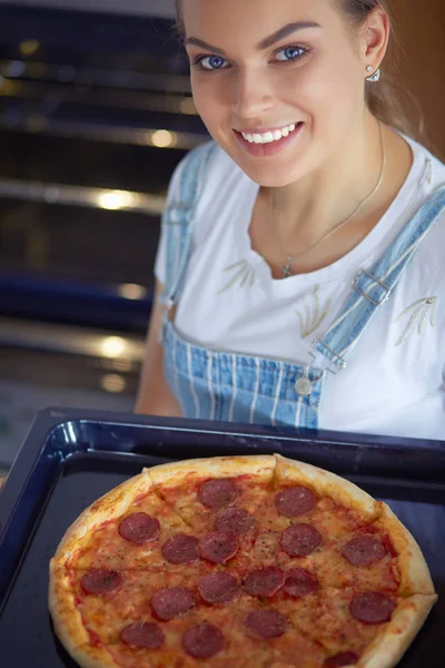 Mutlu genç bayan evde pizza pişiriyor. — Stok fotoğraf