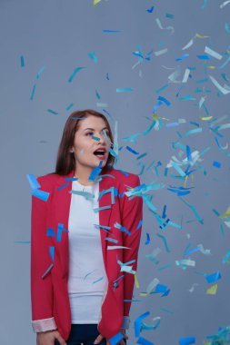 Konfeti kutlama parti güzel mutlu kadın. Doğum günü veya yeni yıl arifesi kavramı kutlama.