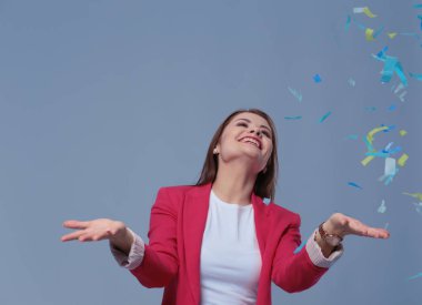 Konfeti kutlama parti güzel mutlu kadın. Doğum günü veya yeni yıl arifesi kavramı kutlama.