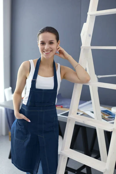 Fúró álló új otthon dolgozó nő. — Stock Fotó