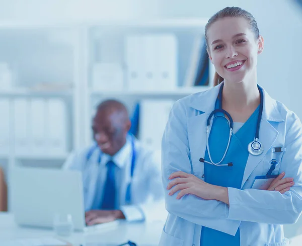 Médico que ofrece la mano para estrechar en el primer plano de la oficina. Médicos. — Foto de Stock