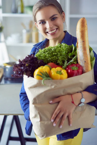 Junge Frau hält Einkaufstasche mit Gemüse in der Hand. — Stockfoto