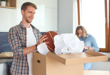 Karton açma çift yeni evlerinde kutuları. Genç Çift.