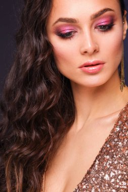 Genç bir kadın mutfakta duruyor..