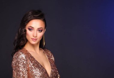 ayakta, gri arka plan üzerinde izole genç kadın.