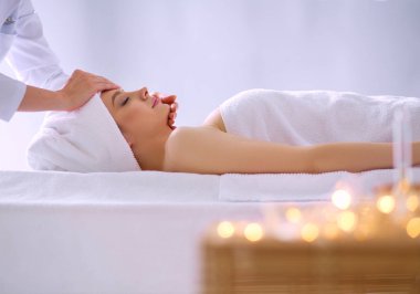 Spa yalan maskesi, sahip güzel bir kadın. Kadın. Spa Salonu