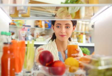 Mavi üniformalı gülümseyen kurye servis konseptine paket kutusu teslim eden teslimatçı. Mavi üniformalı gülümseyen teslimatçı.