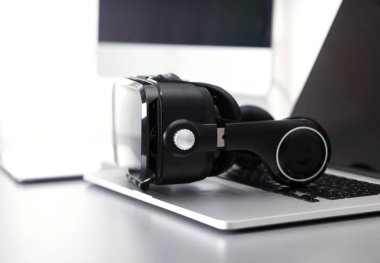 Bilgisayarlı sanal gerçeklik gözlükleri. İş. 3D teknoloji