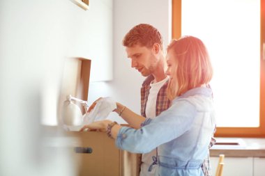 Genç atletik çift pratik acroyoga. Çiftinde Dengeleme.
