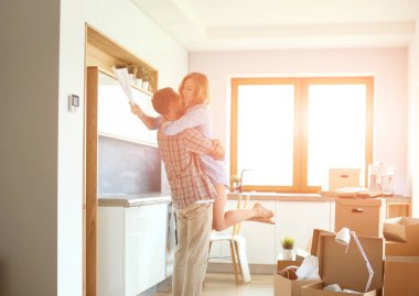 Genç atletik çift pratik acroyoga. Çiftinde Dengeleme.