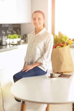 Masaj masasında uzanmış gözleri kapalı rahatlayan genç bir kadın. - Kadın. Spa salonu