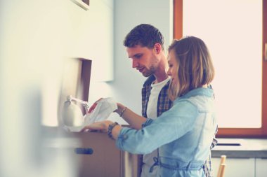 Genç atletik çift pratik acroyoga. Çiftinde Dengeleme.
