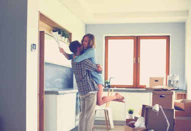 Genç atletik çift pratik acroyoga. Çiftinde Dengeleme.