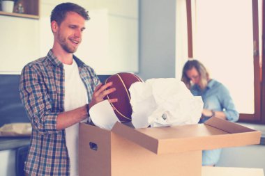 Karton açma çift yeni evlerinde kutuları. Genç Çift.