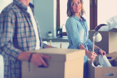 Karton açma çift yeni evlerinde kutuları. Genç Çift.