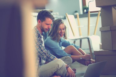 Yüz maskesi. Güzel genç kız Spa, makyajcısı kadın yüz maskesi uygulama.