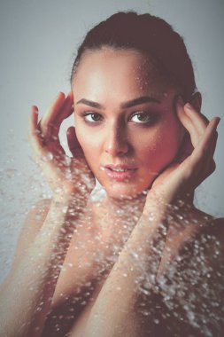 kız öğrenci fen bilgisi dersinde mikroskop aramak.