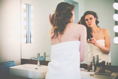 Abiye siyah arka plan üzerine güzel genç kadın.