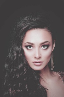 Abiye siyah arka plan üzerine güzel genç kadın.