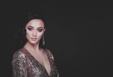 ayakta, gri arka plan üzerinde izole genç kadın.